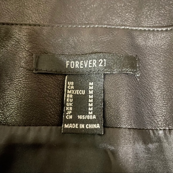 Black Faux Leather Mini Skirt size Medium - Picture 5 of 6